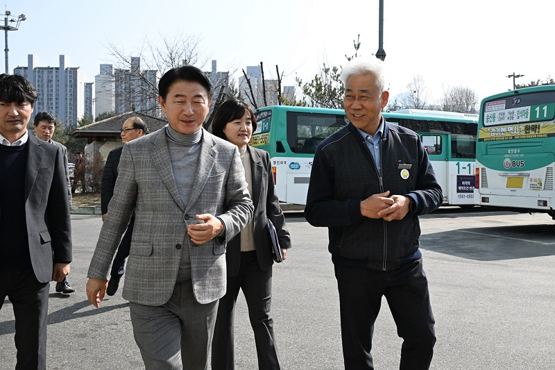 1.버스정책과(의정부시, 시내버스 공공관리제로 시민 일상 바꾼다)5-공영차고지 방문 후 시내버스 운수종사자 의견 청취.jpg