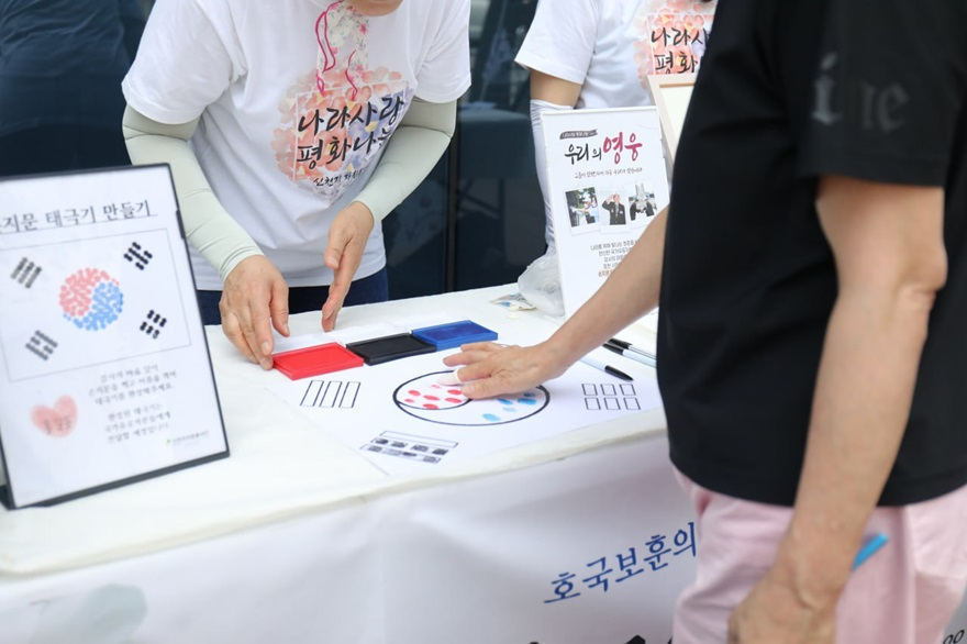 4_19일_신천지자원봉사단_포천지부가_포천_송우리에서_‘나라사랑_평화나눔_행사'에서_손지장태극기_부스에_참여하고_있다.jpg