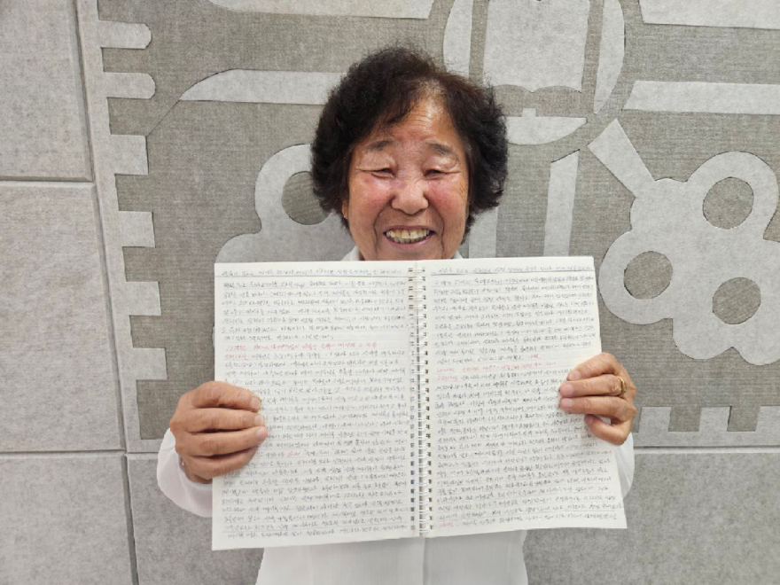 1. 박성애집사의 모습과 공부 노트이다..jpg