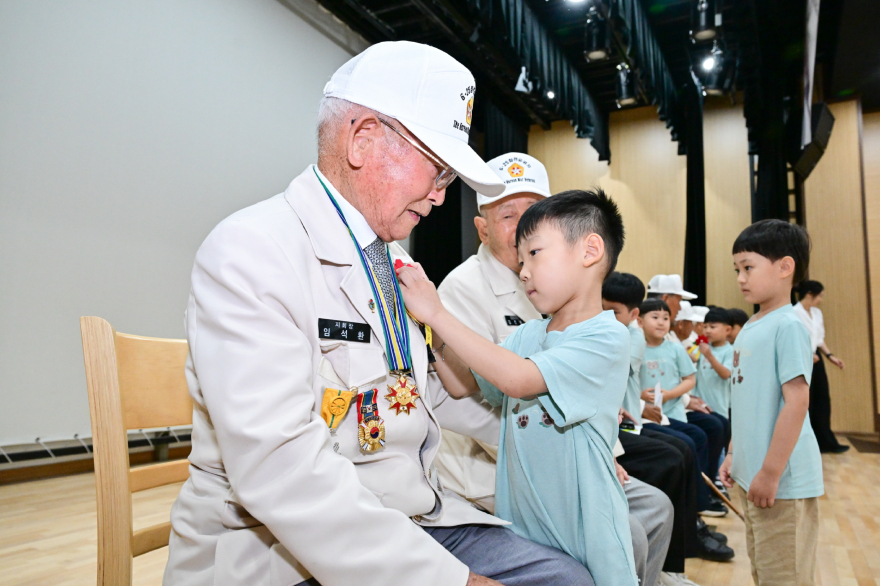 2-2 포천시, 6·25전쟁 75주년 기념행사 개최…참전유공자에 감사와 존경 전해.JPG