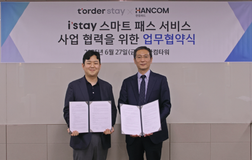 [이미지] 한컴위드 송상엽 대표(우)와 티오더스테이 김용운 대표(좌)가 협약 체결 후 기념 촬영하고 있다.JPG