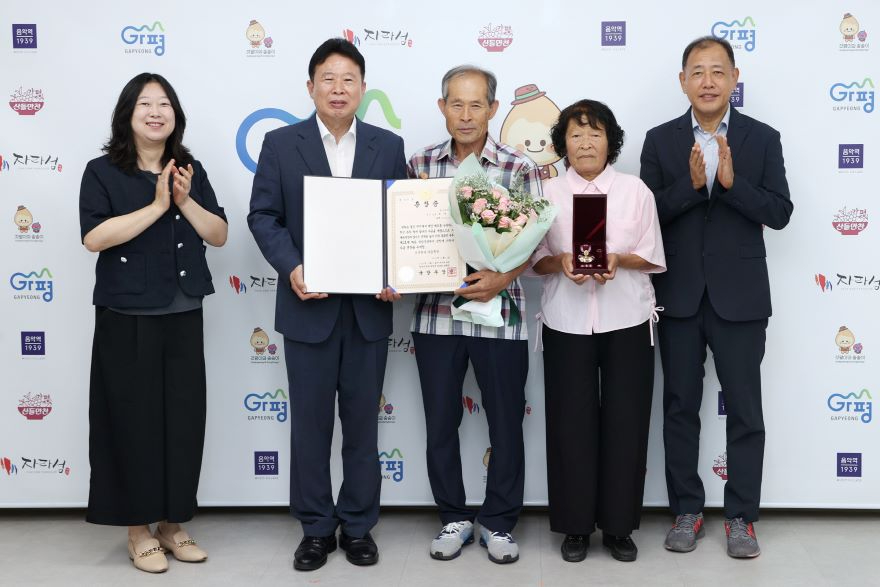 (라)가평군, 6·25 전쟁 무공수훈자 훈장 유가족에 전달.jpg