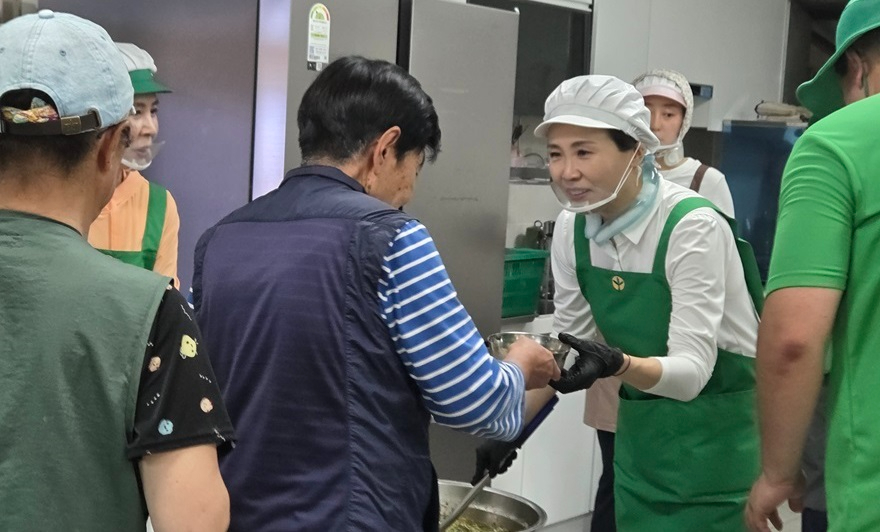 (가)김혜경 여사, 가평서 조용한 수해복구 봉사 ‘미담’.jpg