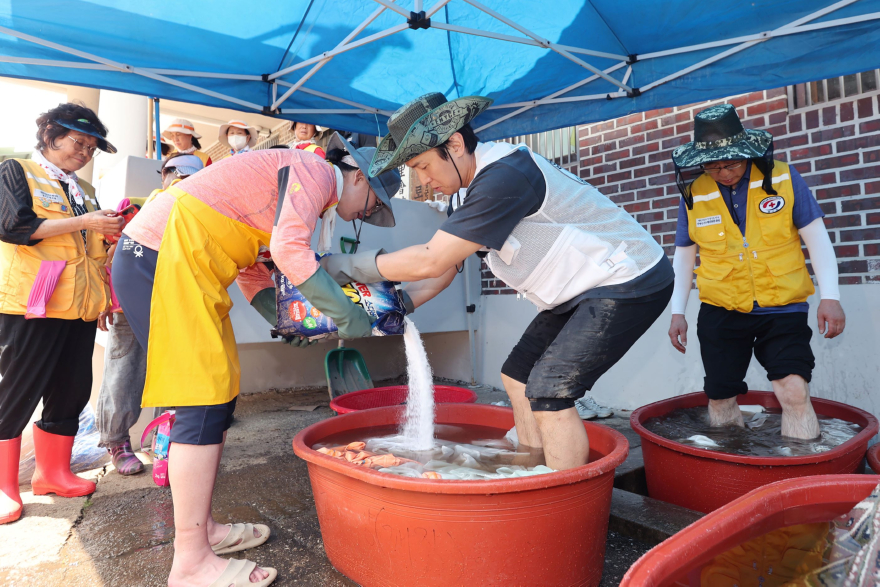 (라)가평군 홍보대사 김동완, 수해 현장서 구슬땀.jpg
