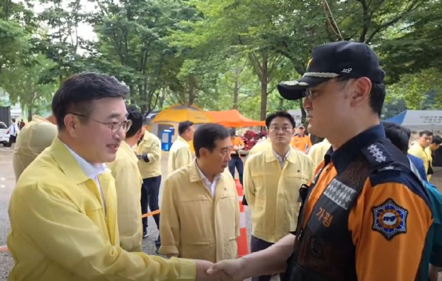 윤호중 성기영 서장.JPG