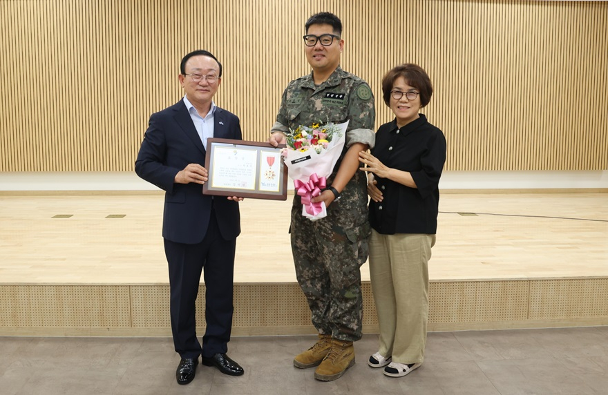 연천군, 폭염 속 노인 생명 살린 군인 표창.jpg
