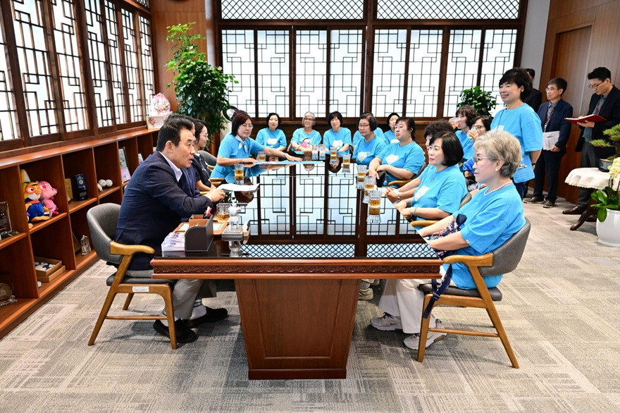 2-2 영웅시대 경기동부응원방, 포천시에 성금 1천만 원 기부.jpg
