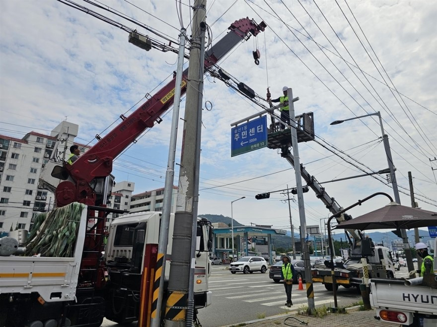 4.도로관리과(의정부시, 중복·방치 가로시설물 정비…평화로와 시민로 걷기 좋은 거리로 재정비)2.jpg