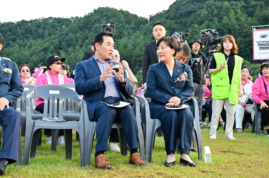 1-4 제13회 한국여성농업인 전국대회, 포천시에서 열려(백영현시장, 송미령 농림축산식품부 장관).jpg