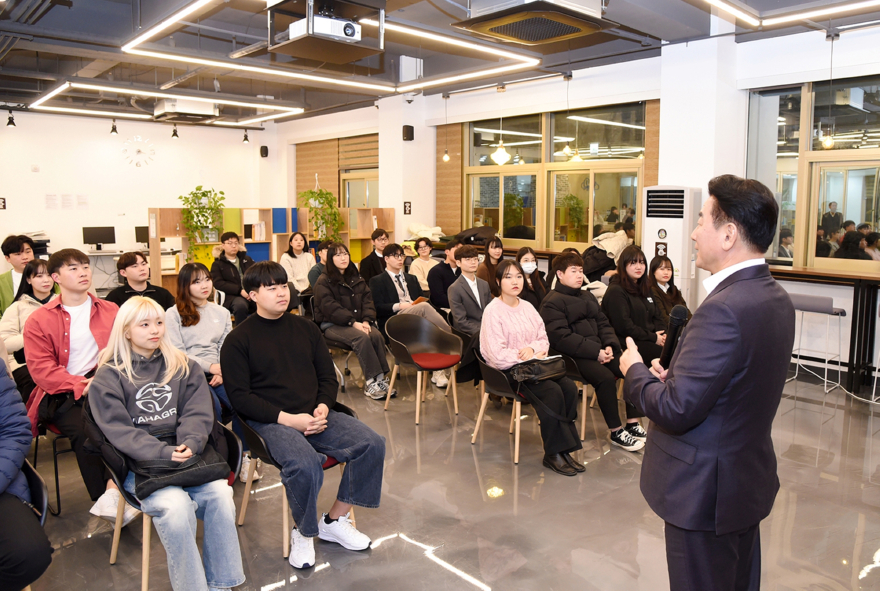 3.청년정책과(의정부시, 실질적 청년 자치 실현 박차…정책부터 공간까지 전방위 확장)3-제3기 청년협의체 위원 위촉식.JPG