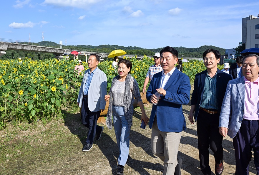 1.시민소통과(꽃과 쉼이 있는 도심 속 정원…‘신곡새빛정원’에서 피어난 가을의 순간)2.JPG