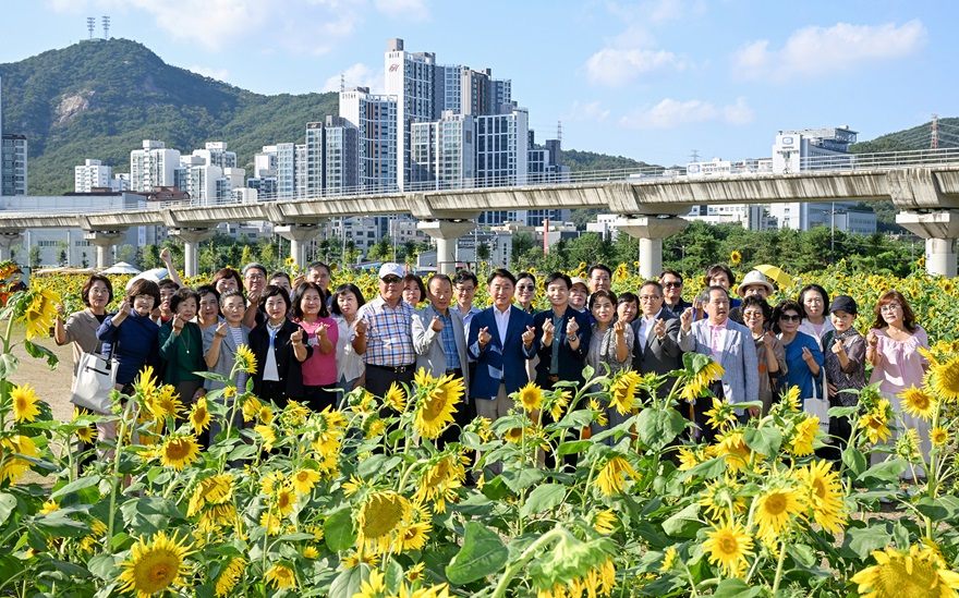 1.시민소통과(꽃과 쉼이 있는 도심 속 정원…‘신곡새빛정원’에서 피어난 가을의 순간)1.JPG