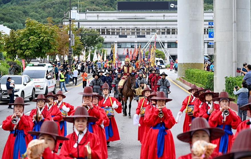 1.문화예술과(의정부의 정체성을 담은 ‘제40회 회룡문화제’ 성황리에 막 내려)2.JPG