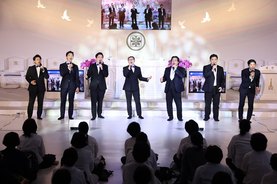 2. 신천지 서울야고보지파 힐링 콘서트 ‘못잊어’에서 남성중창단이 공연을 선보이고 있다.JPG