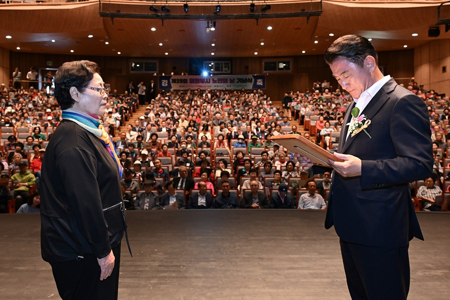 3.노인복지과(‘어르신이 행복한 도시’ …의정부시, 제29회 노인의 날 기념식 열려)3.JPG