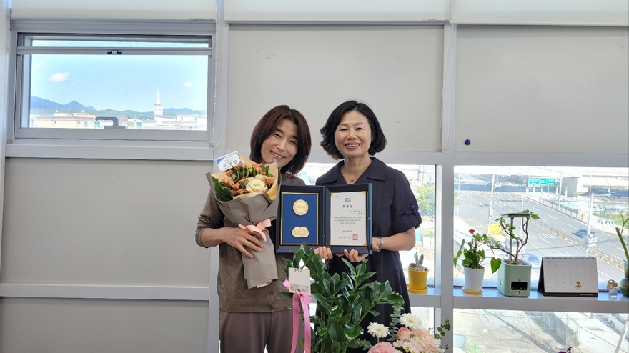 연천군가족센터 오정엽 아이돌보미 경기도지사 표창 수상.jpg