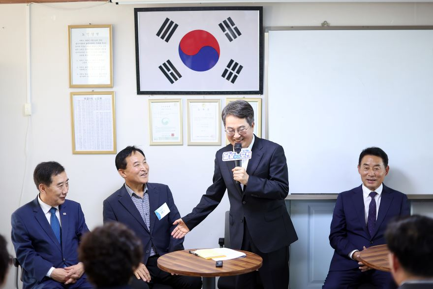 김동연+지사가+16일+포천시+마치미+마을에서+열린+‘경기+RE100+최우수+마을+현.jpg