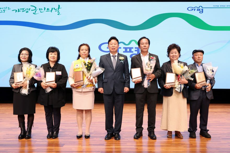 군민대상자들 기념사진.jpg