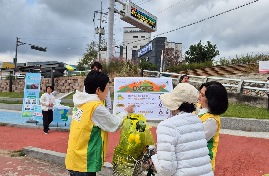 1_25일_신천지자원봉사단_포천지부가_포천시_신읍_광장_앞에서_산불예방_OX퀴즈를_진행하고_있다_.jpg