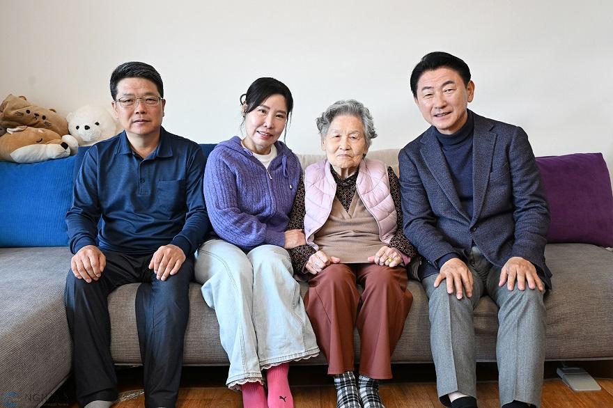 2.노인복지과(“100세 어르신께 지역의 존경을”…의정부시, 올해 세 번째 생신 축하 행사 열어)1.JPG