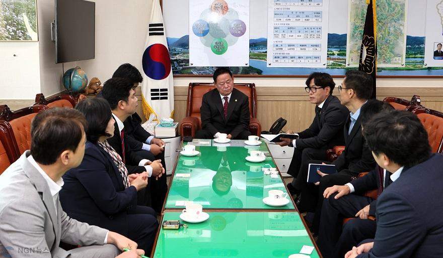 20251105 [보도자료]가평군의회 국민연금공단 춘천지사와 가평상담센터 폐지 관련 면담.JPG