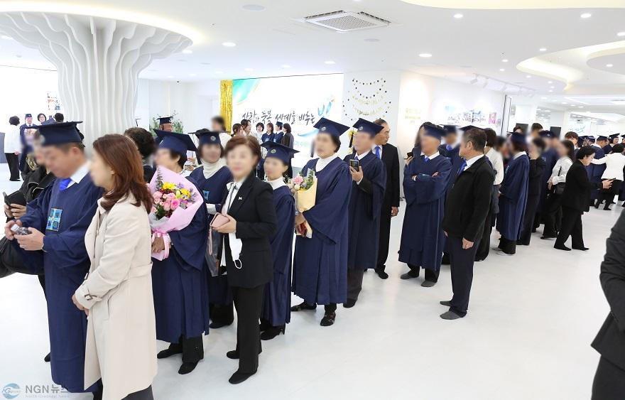3_서울야고보지파_제116기_수료 기념_팝업스토어_현장에서_수료생들이_체험_프로그램에_참여하고_있다.JPG