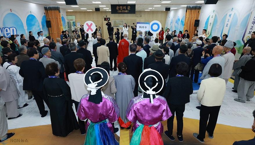 사진3_10월 30일 청주에서 열린 '제3기 만국초청 계시록특강'에서 참석자들이 말씀체험 프로그램 'OX 퀴즈'를 하고 있다..jpg