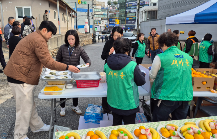 251107_[사진자료] 경상원이 남양주 퇴계원먹자골목상점가에서 지역 어르신들에게 짜장면 300그릇을 대접했다.png