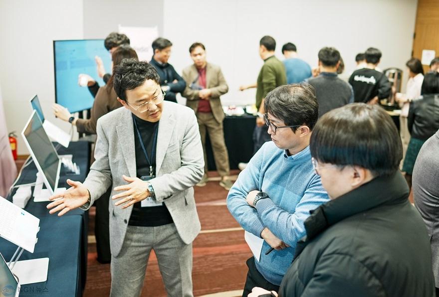[이미지] AI 세미나 현장에서 한컴 AI 설루션을 시연하는 모습.jpg