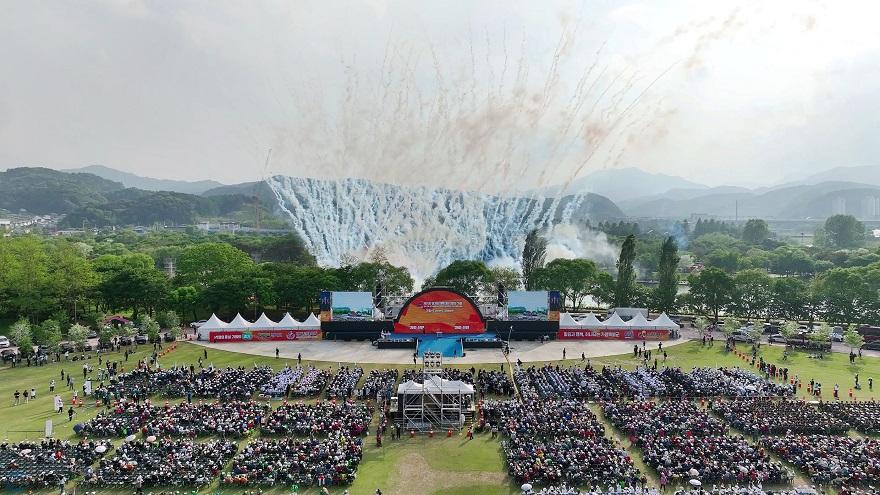 (가)가평군, 2025년 10대 뉴스… ‘접경지역 지정’ 1위(2025년 5월 가평군에서 열린 '제71회 경기도체육대회' 개막식 장면)2.jpg