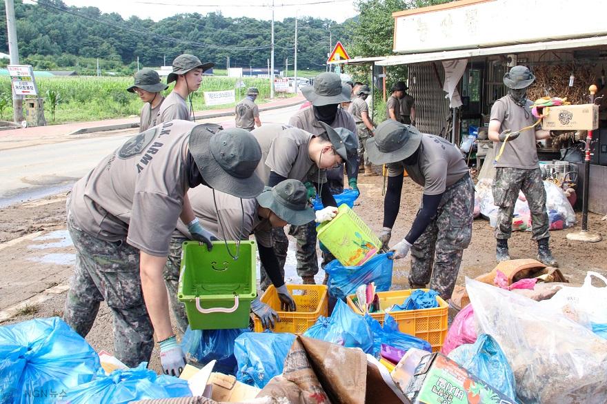 (가)가평군, 2025년 10대 뉴스… ‘접경지역 지정’ 1위(군 장병들, 가평 수해복구 ‘최전선’에서 구슬땀)3.JPG