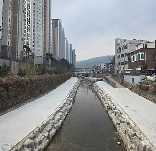 시민소통과([기획]의정부시, 우리동네 정책로드맵, '흥선동편')4-백석천 산책로.jpg