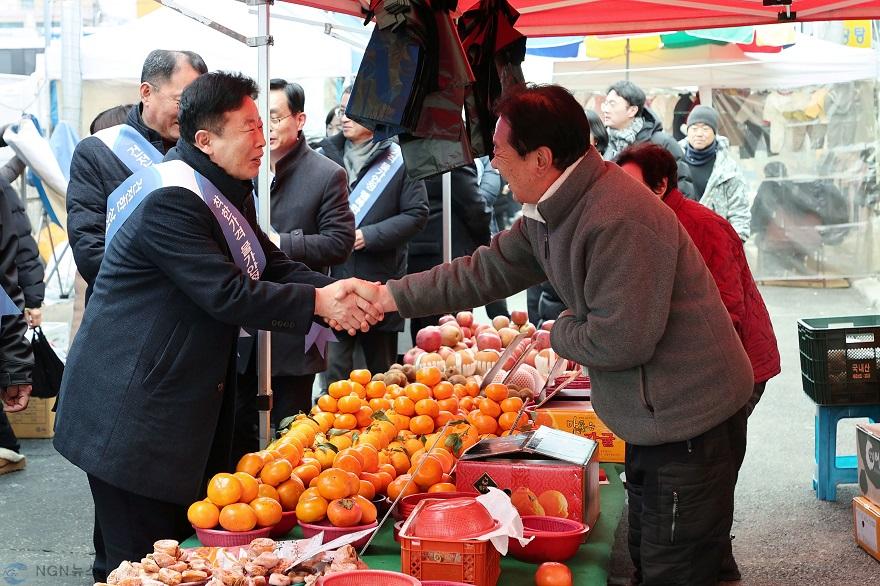 (가)가평군, 설 명절 앞두고 전통시장 물가 점검.jpg