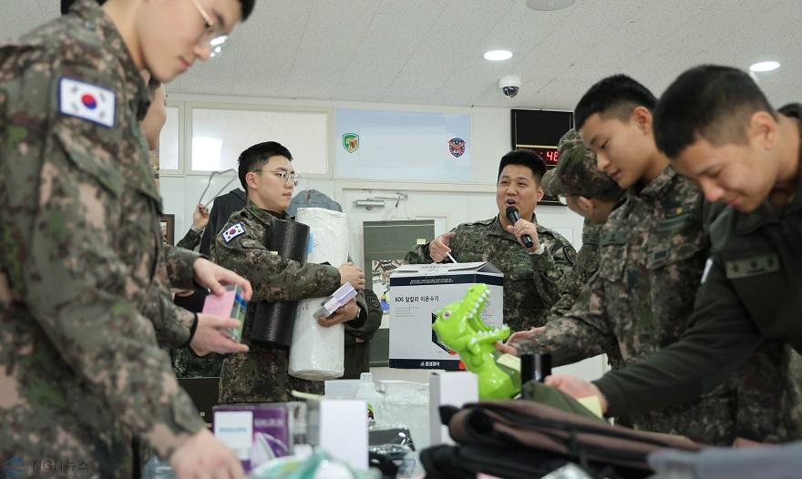 [수기사] 수도기계화보병사단(수기사) 천둥대대 장병들이 기부를 위한 천둥그린마켓(바자회)에 참여하고 있다..jpg