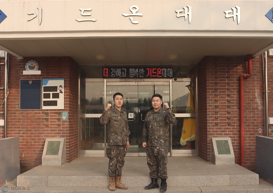 초기 화재를 진압한 수기사 기드온대대 심영찬 중사(좌)와 김연상 대위(우)가 힘찬 파이팅을 외치고 있다.png