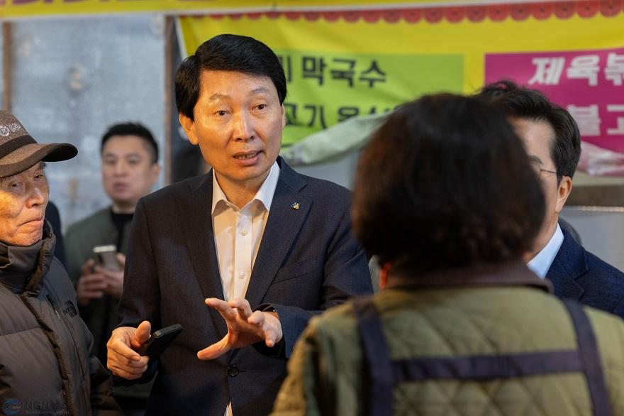 260320_[사진자료] 경상원, ‘2026년 상반기 통큰 세일’ 수원 남문시장서 막 올려…10일간 통큰 혜택 시작 (2).jpg