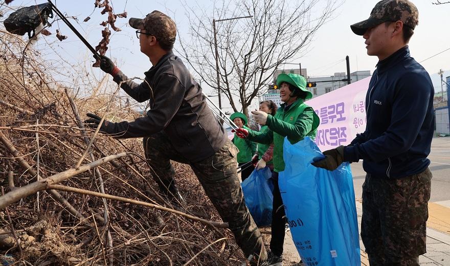 지역주민과 정화활동 중인 수기사 장병들 (4).jpg