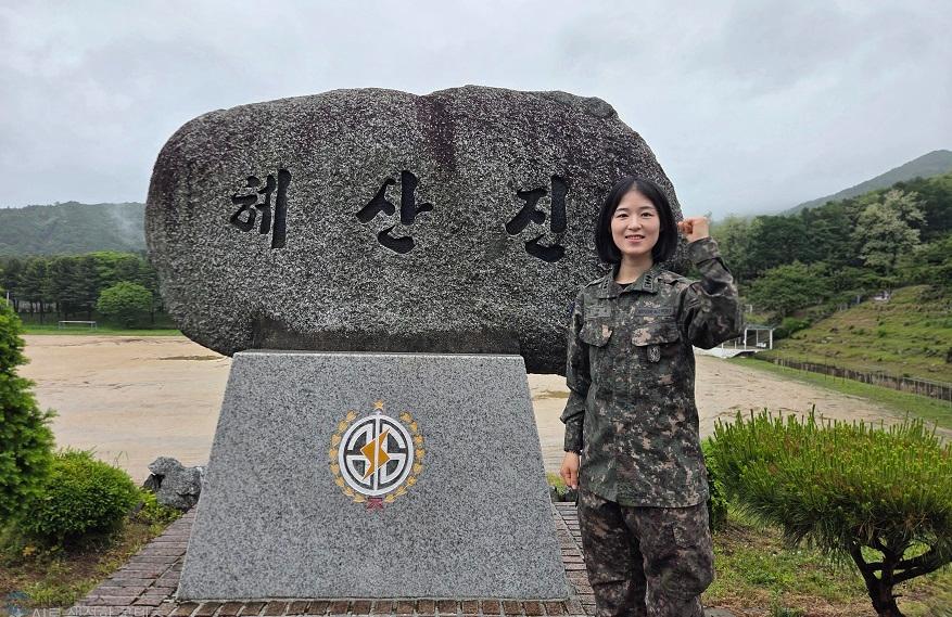 [사진자료] 허재희 대위가 힘찬 파이팅을 외치고 있다..jpg