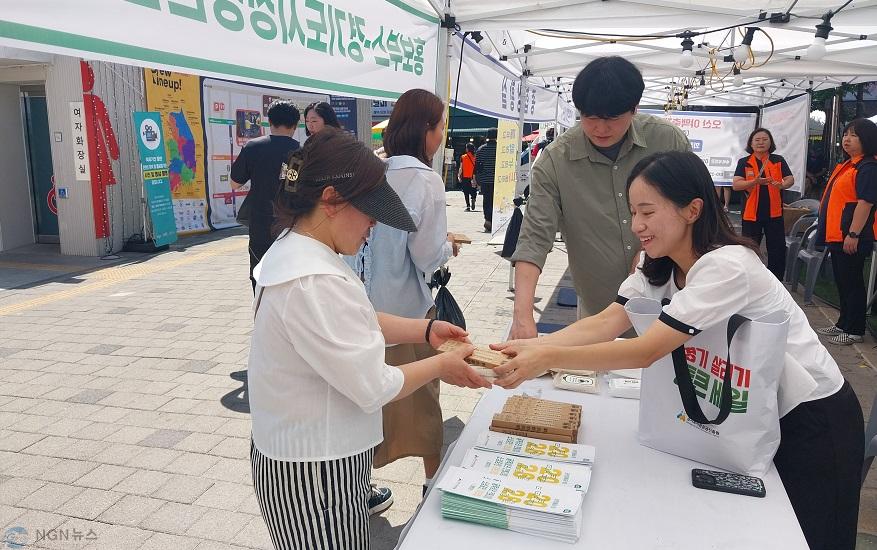 260608_[사진자료] 경상원, 오산 오색시장 야맥축제 연계 ESG 캠페인 펼쳐…플로깅, 장바구니 배부 등 (3).jpg