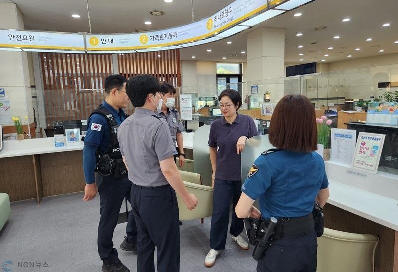 사본 - 1.민원여권과(의정부시, 상반기 민원실 특이민원 대응력 강화 위한 경찰 합동 모의훈련 및 출입제한 퇴거조치 교육 실시)2.jpg