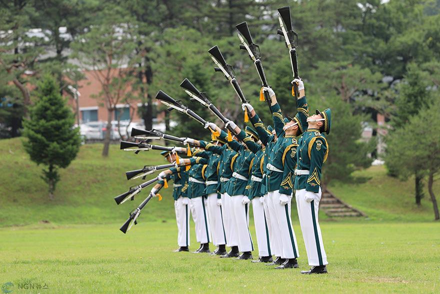 [수기사] 창설 기념 77주년 행사와 연계해 지상작전사령부 의장대가 의장시범을 선보이고 있다.jpg