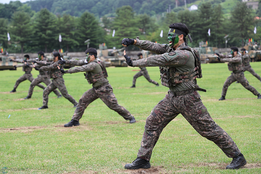 [수기사] 창설 기념 77주년 행사와 연계해 수기사 장병들이 특공무술 시범을 하고 있다.(3)(사진제공 = 대위 이정민).png