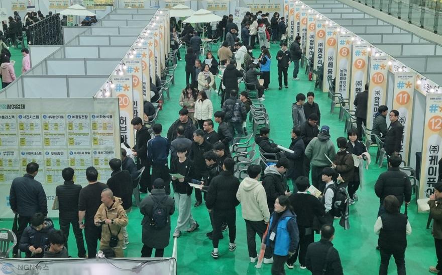 1 포천시, 2025년 중장년 고용률 ‘경기도 1위’…지역 일자리 경쟁력 입증(일자리박람회).JPG
