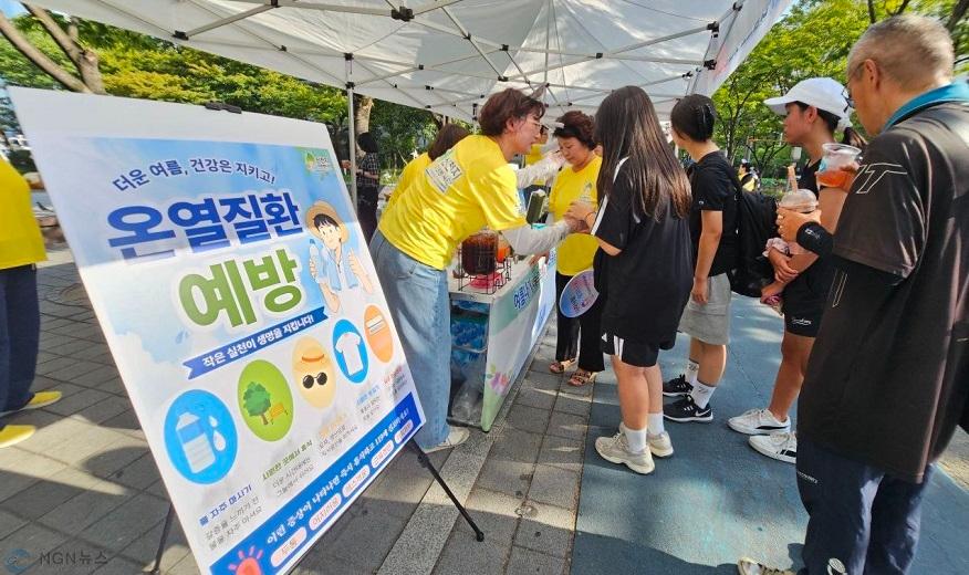 5_지난_1일_신천지자원봉사단_김해지부_봉사자들이_김해_시민들과_흥부공원에서_6·25_참전유공자의_희생과_헌신을_되새기는.jpg