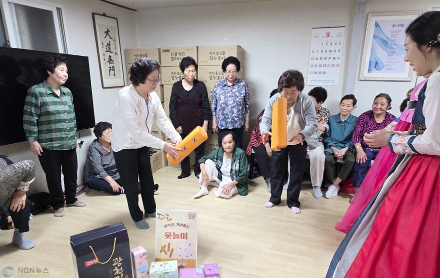 지난_21일_평화집에서_회원들이_윷놀이를_하고_있다_.JPG