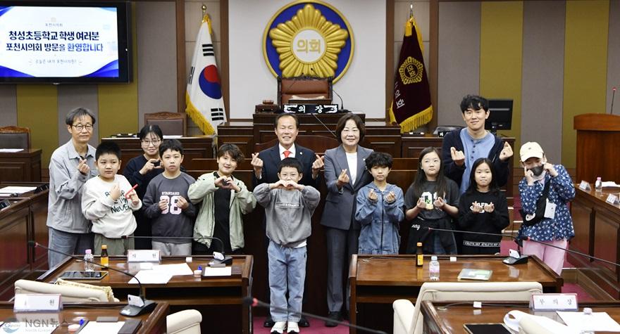 261002 포천시의회, 청성초 학생들과 함께하는 본회의 체험 운영 (1).JPG