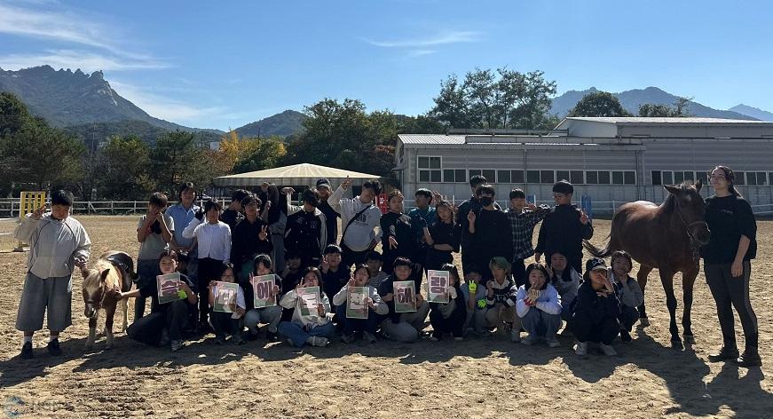 (4)조종청소년문화의집, 승마 체험으로 말과 교감.jpg