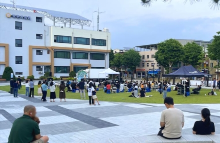 ‘포천시청 시민광장 앞, 음악으로 물든 저녁’