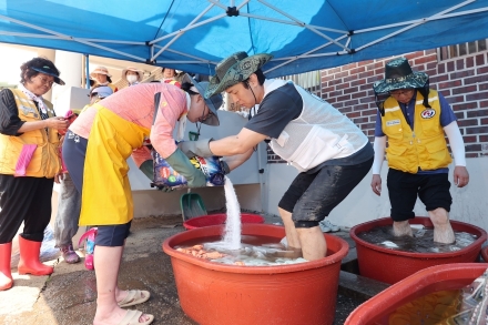 가평군 홍보대사 김동완, 수해 현장서 구슬땀