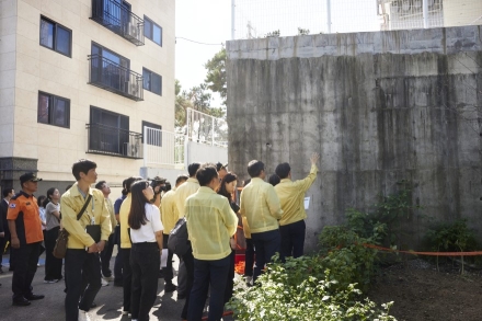 김동연, 수원 옹벽 붕괴 우려 주택 현장 찾아 .... “만사 불여튼튼, 우리 아이들 다칠 수 있다는 경각심으로” 신속 안전진단 및 투명한 결과 공개 지시